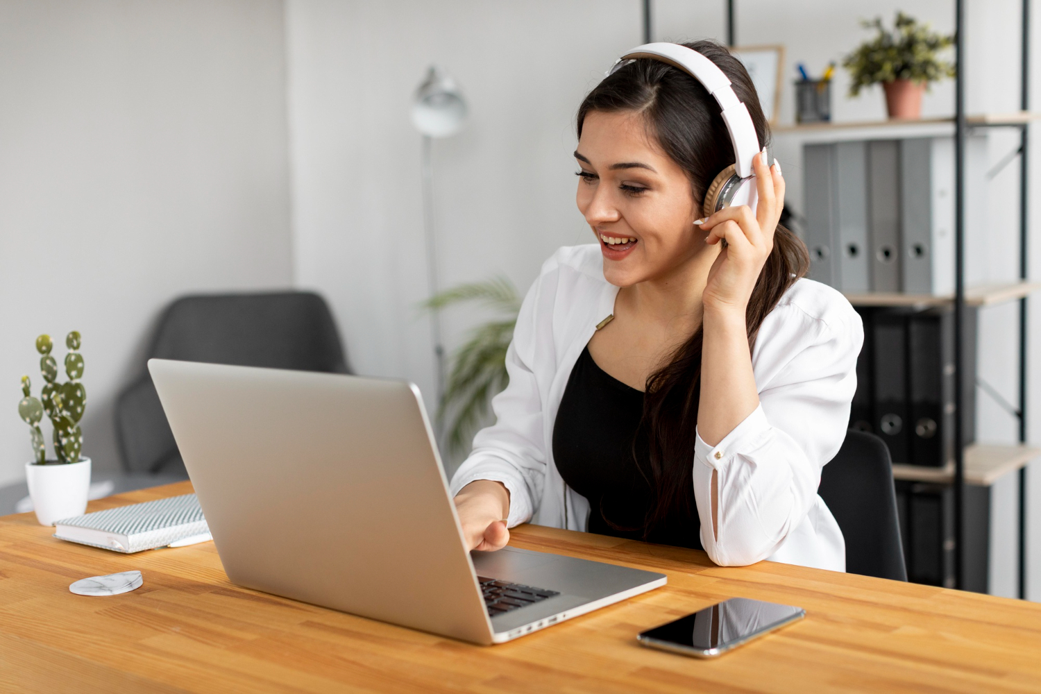 Virtual Assistants as Cognitive Companions